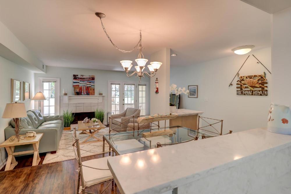 Nice Kitchen King Bed in Master Bikes & Beach Gear included Free Shipyard Beach Parking pass